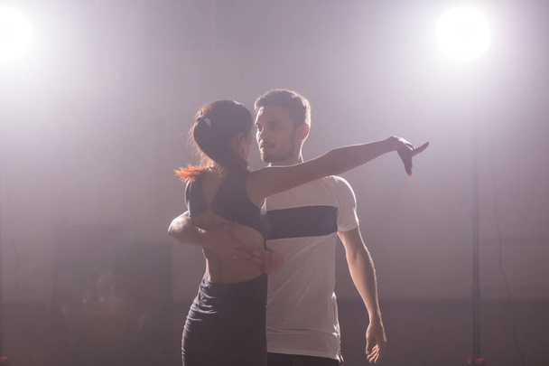 Активные счастливые взрослые танцуют бачату вместе в танцевальном классе
 - Фото, изображение