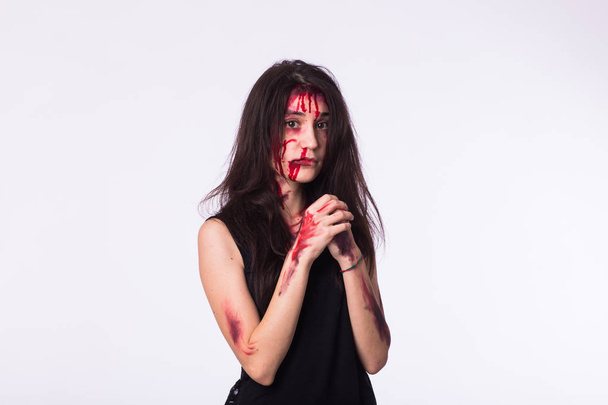 Çürükler ve kan ile genç kadın yüzündeki dayak. İstismar ve şiddet kavramı - Fotoğraf, Görsel