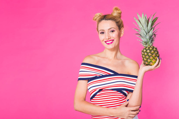 Komik kadın ve pembe arka plan boşaltmak ile üzerinden pineapple portre. - Fotoğraf, Görsel