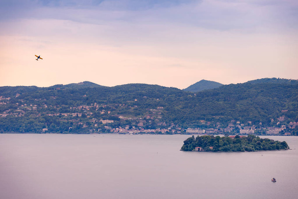 Scenic view of Isola Madre kanssa aerobatic show yläpuolella Maggiore järven, Piemonte, Italia
 - Valokuva, kuva