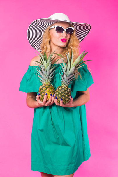 Portré, boldog nő és ananász-több mint rózsaszín háttér. Nyáron, a táplálkozás és az egészséges életmód fogalma - Fotó, kép
