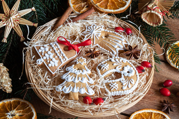 Різдвяне імбирне печиво в плетеному кошику на столі
 - Фото, зображення