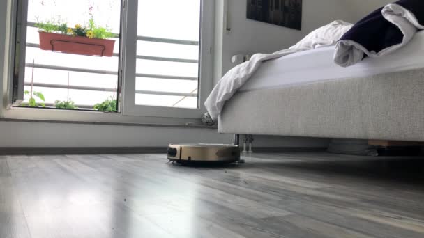Robot porszívó fut az ágy alatt - Felvétel, videó