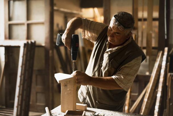 Плотники за работой в мастерской
 - Фото, изображение