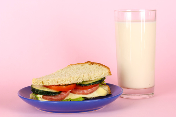 ピンクの背景にミルクとプレートでサンドイッチ - 写真・画像
