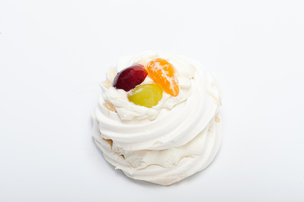 sweet cake with fruits isolated on white - Foto, Bild