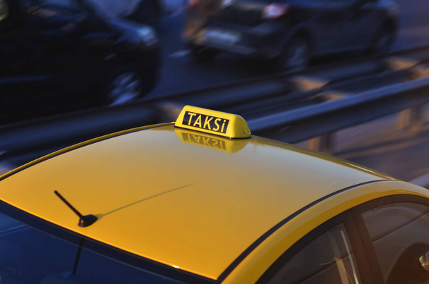 segno taxi sul tetto auto nel traffico
 - Foto, immagini