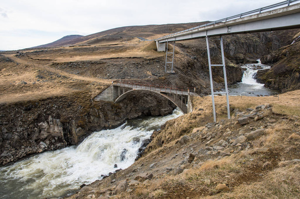 Múltiples generaciones de puentes cruzando el río Gilsa en Islandia Oriental
 - Foto, Imagen