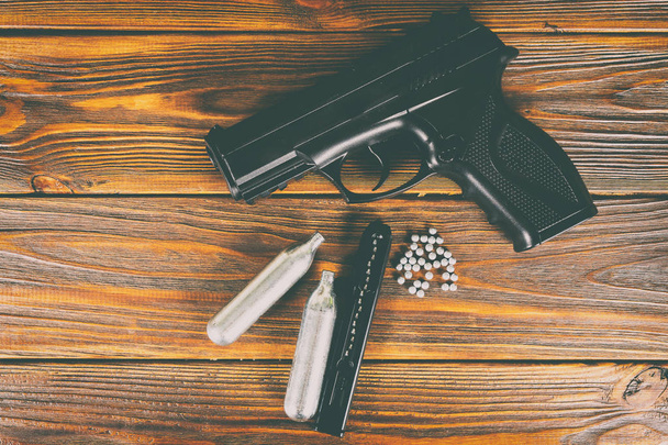 Пневматический пистолет, мишень и пули
 - Фото, изображение