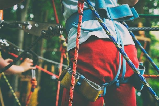 The boy climbs a rope park - Φωτογραφία, εικόνα