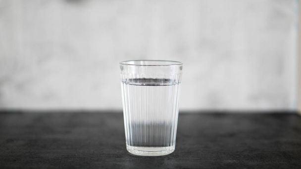 un vaso de agua sobre un fondo negro - Foto, imagen