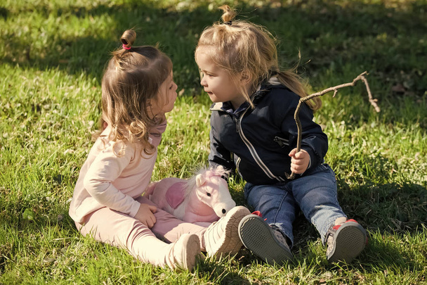 Ensimmäinen lapsellinen rakkaus. Veli ja sisko suudella aurinkoisena päivänä
 - Valokuva, kuva