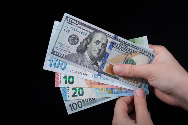 Kézben tartott amerikai dollár bankjegyek elszigetelt fekete alapon - Fotó, kép