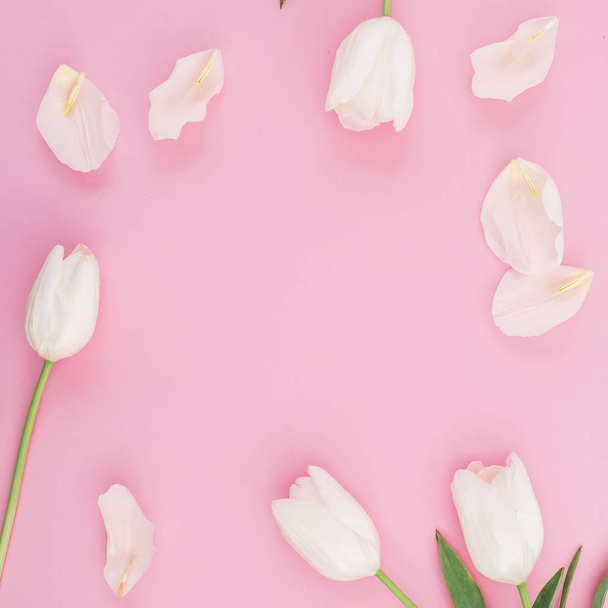Composición floral con tulipanes sobre fondo rosa
 - Foto, Imagen