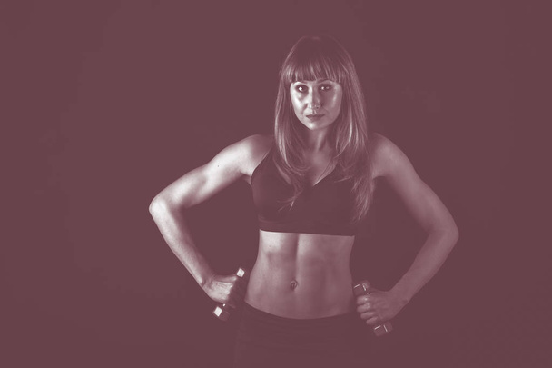 Professionele fitness atleet foto op een donkere achtergrond - Foto, afbeelding