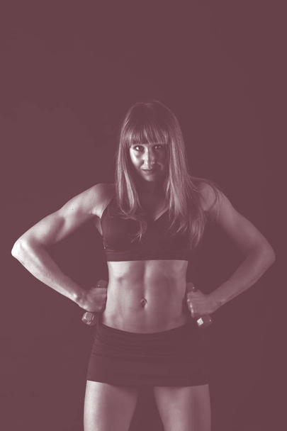 Foto de atleta de fitness profesional sobre un fondo oscuro
 - Foto, Imagen