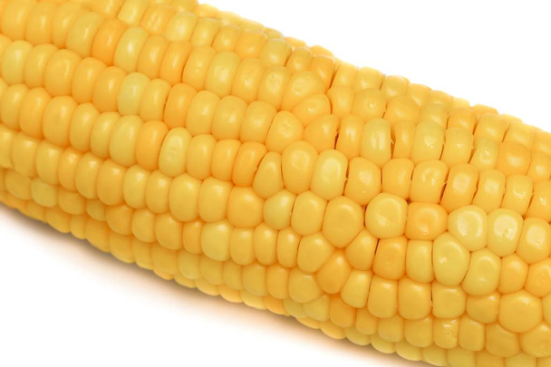 Vértes egy tányérra, fehér háttér főtt kukorica - Fotó, kép