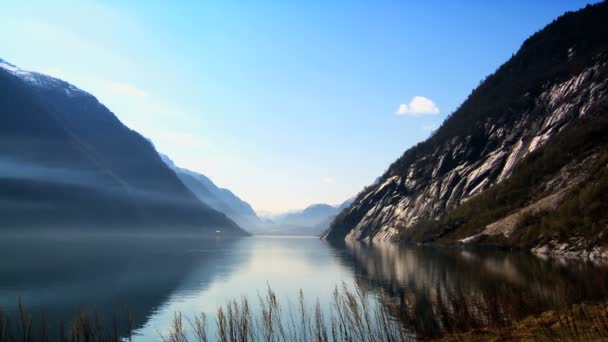 Kristallklares Wasser & Berge von Gletscherfjorden - Filmmaterial, Video