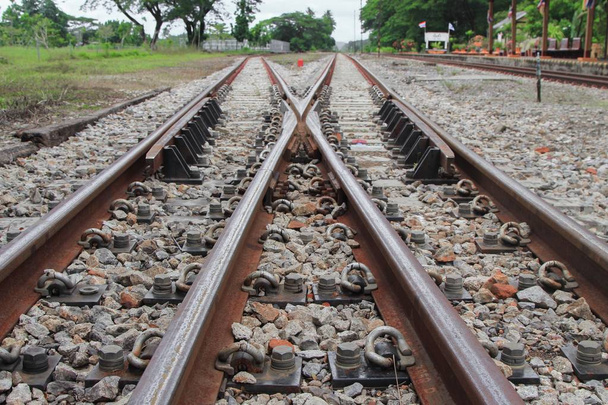 железнодорожный путь на гравии для железнодорожного транспорта
  - Фото, изображение