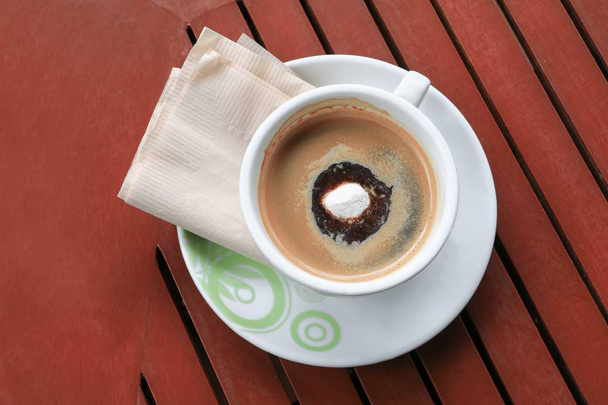 koffie cappuccino op de achtergrond van de houten vloer - Foto, afbeelding