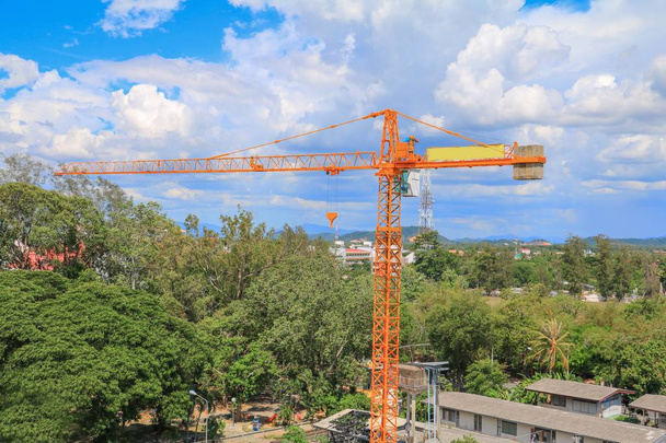 Věž jeřábu průmysl, výstavba budov v lokalitě na pozadí oblohy - Fotografie, Obrázek