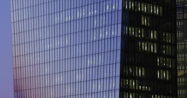 Современное офисное здание ночью с освещенными окнами. ЕЦБ. Франкфурт-на-Майне, Германия, февраль 2017
 - Кадры, видео