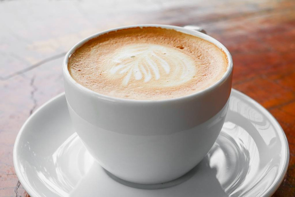 fermer cappuccino café sur le fond de plancher en bois
 - Photo, image