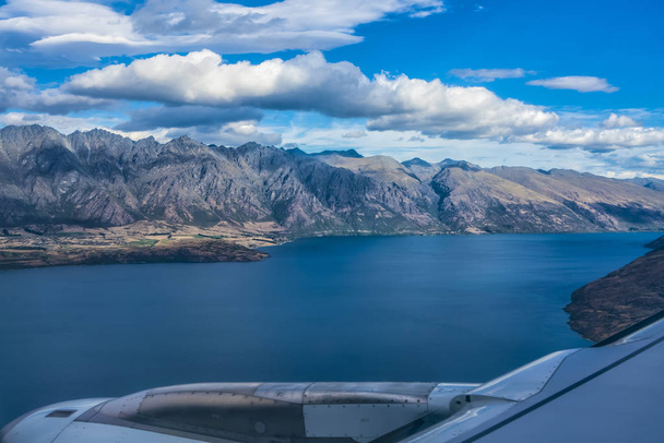 Ostatnie podejście nad jezioro Wakatipu Lotnisko w Queenstonw przekazując szczyt Cecil po prawej stronie - Zdjęcie, obraz