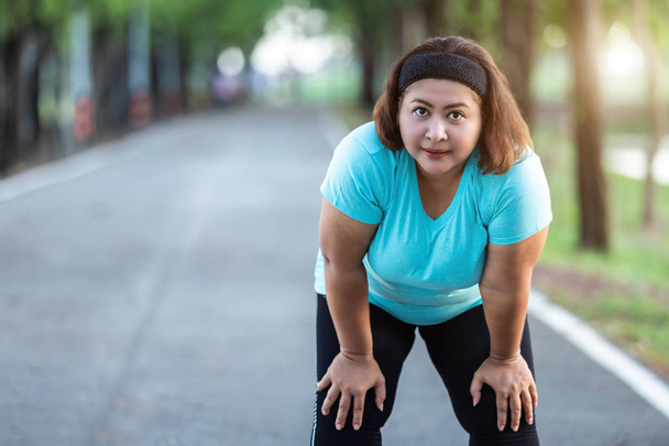 Exercise and healthy concept : Fat woman feeling tired while running in the park - Zdjęcie, obraz