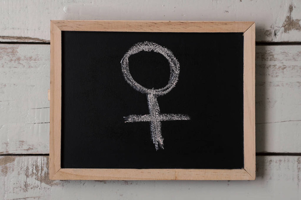 Symbole de Vénus dessiné sur tableau noir. Symbole féminin. Concept des droits des femmes. Féminisme
 - Photo, image