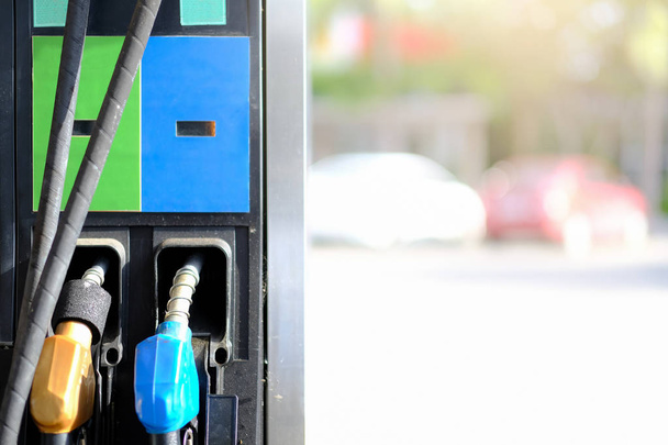 ガソリン ポンプ充填ノズル背景、サービス、トランスポート、ビジネス コンセプトのガソリン スタンド - 写真・画像