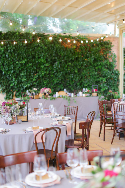 Mesas decoradas y servidas para banquetes en la cafetería al aire libre
. - Foto, Imagen