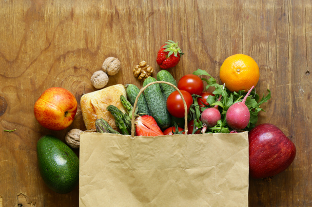 zakupy w opakowaniu produktów ekologicznych - owoce i warzywa - Zdjęcie, obraz