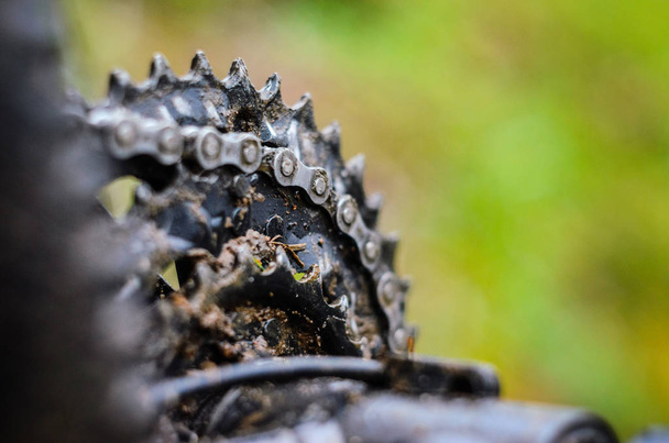 Mountain Bike Transmission in Mud. Dirty Chain Drive of Mountain Bike After Riding in Bad Weather - 写真・画像