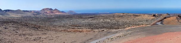 Panorama desde la colina volcánica de Lanzarote. Islas Canarias
. - Foto, imagen