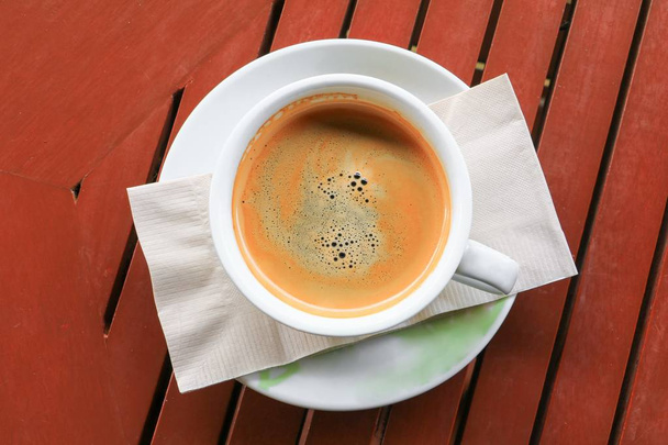 koffie espresso close-up op houten achtergrond - Foto, afbeelding