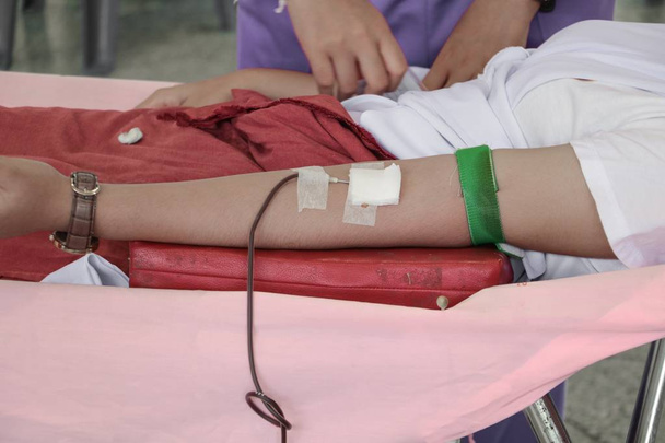 Blutspender bei Arminjektion wählen Fokus mit geringer Schärfentiefe. - Foto, Bild
