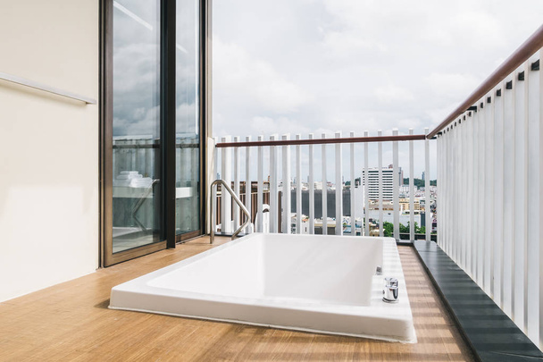 Güzel beyaz küvet ve jakuzi banyo dekorasyon açık dış balkon veya veranda - Fotoğraf, Görsel