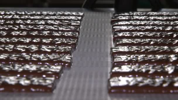 Εργοστάσιο σοκολάτας, σοκολάτες κινούνται κατά μήκος του μεταφορέα 3 - Πλάνα, βίντεο