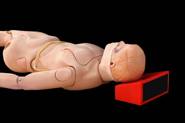 mannequin pour la formation médicale CPR pour aider isolé sur fond noir et chemin de coupe
 - Photo, image