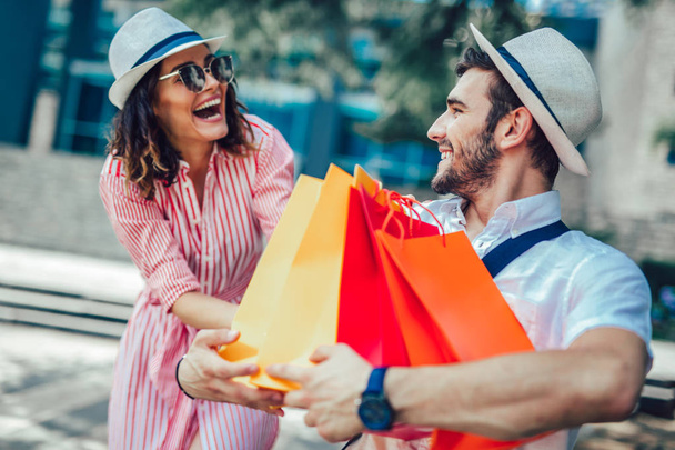 Couple s'amuser en plein air tout en faisant du shopping ensemble
 - Photo, image
