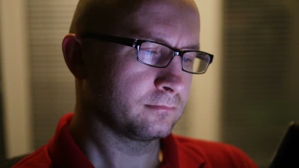 Portrét mladého muže s brýlemi, který pracuje v noci. Zblízka - Záběry, video