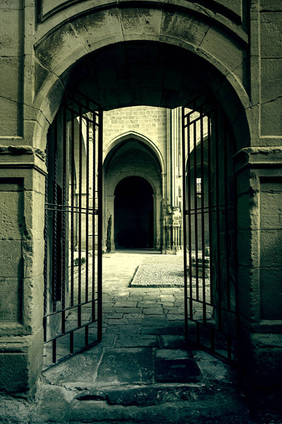 Старые металлические ворота в средневековой церкви, деталь двери в церкви древний средневековый памятник
 - Фото, изображение