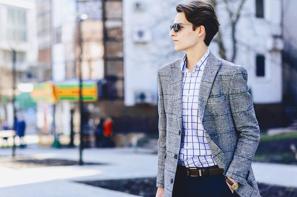 Hombre de negocios con estilo en gafas de sol en la calle
 - Foto, Imagen