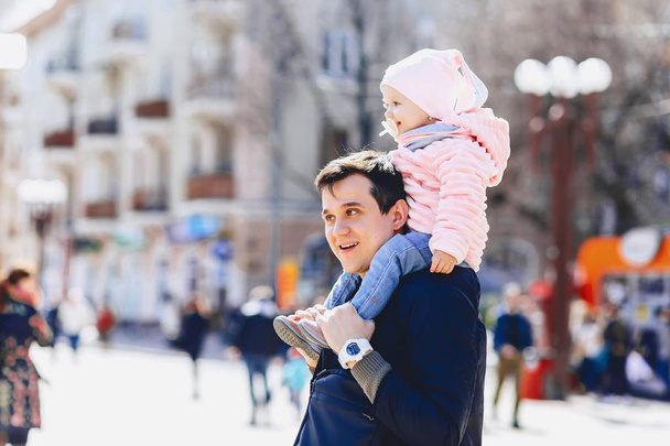 папа с ребенком на плечах ходить по улице в солнечный день
 - Фото, изображение