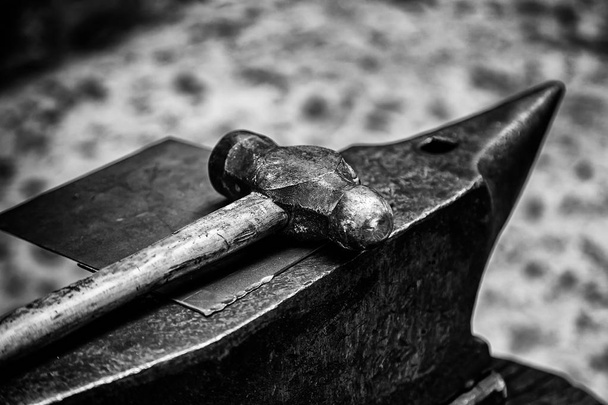 Vieux marteau et enclume sur une forge, détail de vieil outil - Photo, image