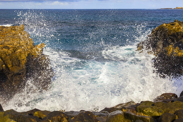 The picturesque rock at the coast of the Atlantic Ocean is washed by waves - Foto, immagini