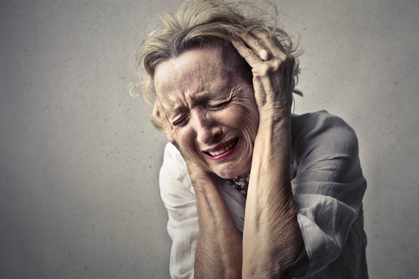 Senior kobiety posiadające ból i uczucie zupełnie sad. - Zdjęcie, obraz