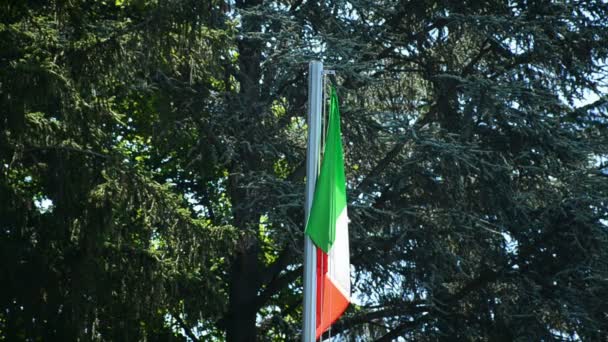İtalya rüzgarda sallayarak bayrak. - Video, Çekim