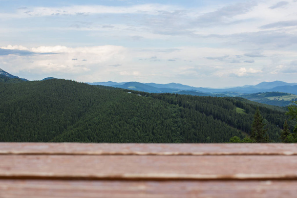 lágy összpontosít fából készült asztal felszín és erdő hegy természet háttér táj-val üres hely részére másol vagy szöveg - Fotó, kép